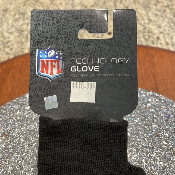 NWT SF 49ers gloves with technology index fingers. Embroidered SF logo on both. - Picture 9 of 9